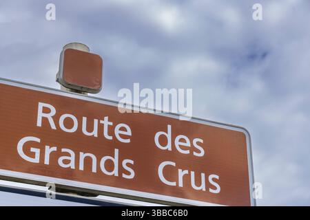 Route des Grands Crus Road cartello a Savigny les Beaune, Borgogna, Francia, che indica i famosi vigneti Foto Stock