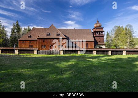 Chiesa articolare in legno di Svaty Kriz, la più grande struttura in legno dell'Europa centrale, situata a Liptovsky Mikulas, Slovacchia Foto Stock