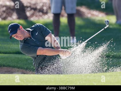 Charlotte, Stati Uniti. 15 maggio 2025. Rory McIlroy dell'Irlanda del Nord colpisce da un bunker fairway sull'undicesima buca nel primo round del campionato PGA 2025 al Quail Hollow Club di Charlotte, Carolina del Nord, giovedì 15 maggio 2025. Foto di Tannen Maury/UPI credito: UPI/Alamy Live News Foto Stock