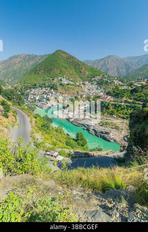 Devprayag, Divina confluenza, Garhwal, Uttarakhand, India. Qui Alaknanda incontra il fiume Bhagirathi ed entrambi i fiumi in seguito scorrono come la Gange Santa Foto Stock