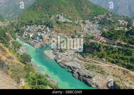 Devprayag, Divina confluenza, Garhwal, Uttarakhand, India. Qui Alaknanda incontra il fiume Bhagirathi ed entrambi i fiumi in seguito scorrono come la Gange Santa Foto Stock