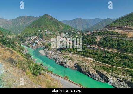 Devprayag, Divina confluenza, Garhwal, Uttarakhand, India. Qui Alaknanda incontra il fiume Bhagirathi ed entrambi i fiumi in seguito scorrono come la Gange Santa Foto Stock