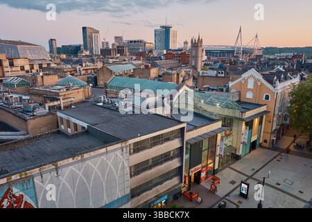 Cardiff, South Glamorgan, Galles, Europa - 8 maggio 2025: Paesaggio urbano su Queen Street verso il Principality Stadium Foto Stock