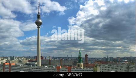 Ampio panorama di Berlino con il Fernsehturm, gli edifici storici e il vivace paesaggio urbano. Foto Stock
