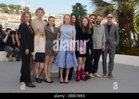 15 maggio 2025, Cannes, Francia: CANNES, FRANCIA - 15 MAGGIO: Maren Schmitt, Filip Schnack, Lena Urzendowsky, Susanne WÃ¼st, Mascha Schilinski, Laeni Geiseler, Luise Heyer, Fabian Gamper e Lucas Schmidt durante la photocall ''Sound of Falling'' al 78° Festival di Cannes al Palais des Festivals il 15 maggio 2025 a Cannes, Francia (Credit Image: © Frederick Injimbert/ZUMA Press Wire) SOLO PER USO EDITORIALE! Non per USO commerciale! Foto Stock