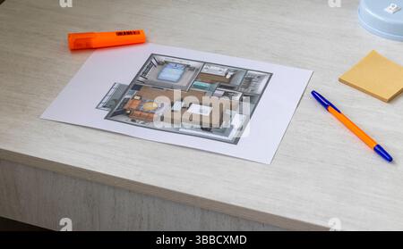 Disposizione del piccolo appartamento arredato stampata sul foglio di carta posto sulla scrivania Foto Stock