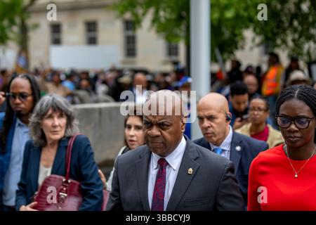 Newark, Stati Uniti. 15 maggio 2025. NEWARK, NEW JERSEY - 15 MAGGIO: Il sindaco di Newark Ras Baraka lascia i locali del tribunale federale il 15 maggio 2025 a Newark, New Jersey. Baraka è apparsa in un tribunale federale del New Jersey per una conferenza sullo status dell'amministrazione Trump la scorsa settimana a Delaney Hall, un centro di detenzione per l'immigrazione di GHIACCIO a Newark. (Foto di Michael Nigro/Sipa USA) credito: SIPA USA/Alamy Live News Foto Stock