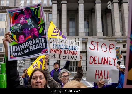 Newark, Stati Uniti. 15 maggio 2025. NEWARK, NEW JERSEY - 15 MAGGIO: I sostenitori del sindaco di Newark Ras Baraka si radunano fuori da un tribunale il 15 maggio 2025 a Newark, New Jersey. Baraka è apparsa in un tribunale federale del New Jersey per una conferenza sullo status dell'amministrazione Trump la scorsa settimana a Delaney Hall, un centro di detenzione per l'immigrazione di GHIACCIO a Newark. (Foto di Michael Nigro/Sipa USA) credito: SIPA USA/Alamy Live News Foto Stock