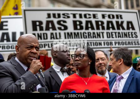 Newark, Stati Uniti. 15 maggio 2025. NEWARK, NEW JERSEY - 15 MAGGIO: Il sindaco di Newark Ras Baraka parla alla stampa dopo essere uscito dal tribunale il 15 maggio 2025 a Newark, New Jersey. Baraka è apparsa in un tribunale federale del New Jersey per una conferenza sullo status dell'amministrazione Trump la scorsa settimana a Delaney Hall, un centro di detenzione per l'immigrazione di GHIACCIO a Newark. (Foto di Michael Nigro/Sipa USA) credito: SIPA USA/Alamy Live News Foto Stock