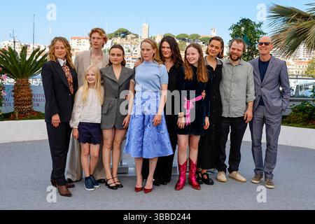 Maren Schmitt, Hanna Heckt, Filip Schnack, Lena Urzendowsky, Susanne Wuest, Mascha Schilinski, Laeni Geiseler, Luise Heyer, Fabian Gamper e Lucas Schmidt hanno posato al photocall di "Sound of Falling" durante il 78° Festival di Cannes al Palais des Festivals di Cannes, in Francia, il 15 maggio 2025. Foto Stock