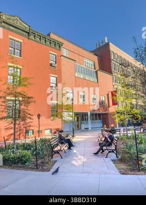 Little Red School House e Elisabeth Irwin High School, edificio esterno e parco urbano, Greenwich Village, New York City, New York, Stati Uniti Foto Stock