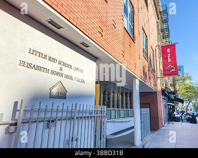 Little Red School House e Elisabeth Irwin High School, edificio esterno e scena di strada, Greenwich Village, New York City, New York, Stati Uniti Foto Stock