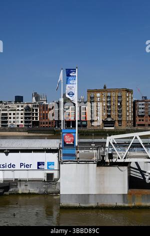LONDRA Regno Unito - 30 APRILE 2025: Veduta del molo di Bankside sul Tamigi a Southwark con cartello Foto Stock