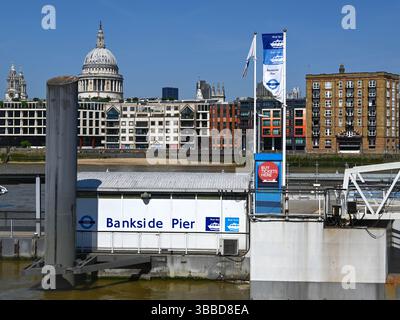 LONDRA Regno Unito - 30 APRILE 2025: Veduta del molo di Bankside sul Tamigi a Southwark con cartello Foto Stock