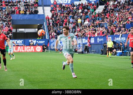 Pamplona, Navarra, Spagna - 15 maggio 2025: Julián Álvarez dell'Atlético de Madrid dribbla la palla nella partita Osasuna vs Atlético de Madrid, parte della squadra spagnola LaLiga EA SPORTS, tenutasi allo Stadio El Sadar. Crediti: Rubén Gil/Alamy Live News. Foto Stock