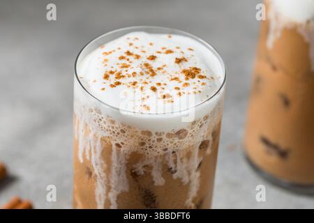 Tè freddo freddo freddo Chai latte con panna e cannella Foto Stock
