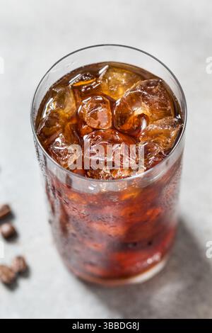 Caffè freddo rinfrescante Iced Cold Brew in un bicchiere Foto Stock