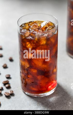 Caffè freddo rinfrescante Iced Cold Brew in un bicchiere Foto Stock
