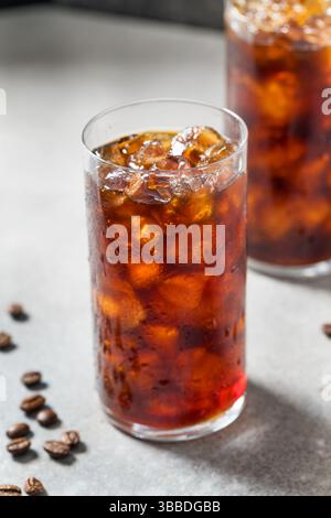 Caffè freddo rinfrescante Iced Cold Brew in un bicchiere Foto Stock
