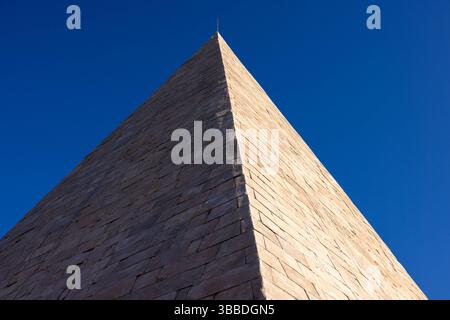 Pyramide des Cestius Piramide di Caio Cestio in Rom. Italien, Rom im mai 2025: Piramide di diese in Rom ist 36,4 metri Hoch und Hat ein spitzes Ende. SIE befindet sich in unmittelbarer Nähe vom Bahnhof Roma porta S. Paolo und der U-Bahn Haltestelle Piramide. Diese Pyramide ist die Grabstätte von Gaius Cestius das Grabmal wurde zwischen 18 und 12 v. Chr. An der via Ostiense errichtet. *** Piramide di Cestius Piramide di Caio Cestio a Roma Italia, Roma nel maggio 2025 questa piramide di Roma è alta 36,4 metri e ha un'estremità appuntita si trova nelle immediate vicinanze della stazione ferroviaria di Roma porta S. Foto Stock