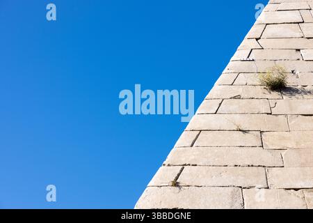 Pyramide des Cestius Piramide di in Rom. Italien, Rom im mai 2025: Piramide di diese in Rom ist 36,4 metri Hoch und Hat ein spitzes Ende. SIE befindet sich in unmittelbarer Nähe vom Bahnhof Roma porta S. Paolo und der U-Bahn Haltestelle Piramide. Diese Pyramide ist die Grabstätte von Gaius Cestius das Grabmal wurde zwischen 18 und 12 v. Chr. An der via Ostiense errichtet. *** Piramide di Cestius Piramide di Roma, Roma nel maggio 2025 questa piramide di Roma è alta 36,4 metri e ha un'estremità appuntita si trova nelle immediate vicinanze della stazione ferroviaria di Roma porta S Paolo e della Piramide S Foto Stock