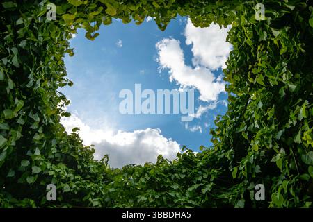 Sostenere l'ambiente verde. Città moderna e rispettosa dell'ambiente. Fiera dell'energia verde. Summit globale sull'energia rinnovabile. Conferenza internazionale sull'energia verde. 2025 Foto Stock