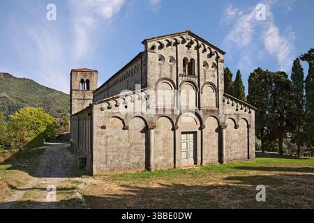 Pescia, Pistoia, Toscana, Italia: La chiesa medievale nel borgo di Castelvecchio, antico borgo sui monti appenninici Foto Stock