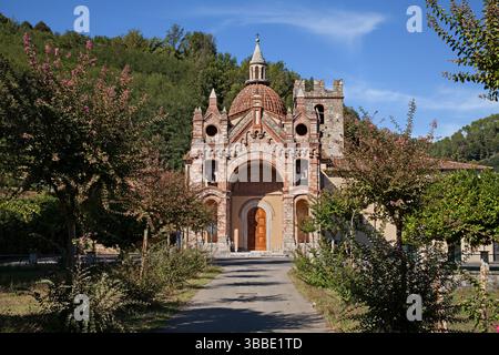 Pescaglia, Lucca, Toscana, Italia: La chiesa cattolica di San Martino a Freddana in stile eclettico con l'antico campanile dell'architetto romanico Foto Stock