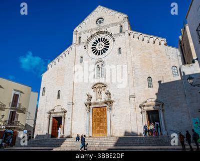 Bari Cattedrale di San Sabino nella città Vecchia nel pomeriggio di una splendida giornata primaverile Foto Stock