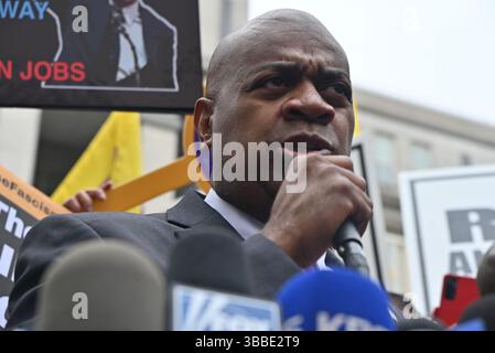 Newark, New Jersey, Deer. 15 maggio 2025. (Nuovo) il sindaco della città di newark, ras baraka, parla ai media al di fuori del tribunale distrettuale degli stati uniti per il distretto della nuova maglia dopo la sua apparizione in campo e la conferenza sullo stato a newark, nuova maglia, stati uniti, il 15 maggio 2025. Mentre il sindaco ras baraka parla, i manifestanti hanno tenuto i cartelli per chiudere la sala delaney, protestare contro il ''regime trump'' e chiedere giustizia per ras baraka. Obbligatorio (Credit Image: © Kyle Mazza/TheNEWS2 via ZUMA Press Wire) SOLO PER USO EDITORIALE! Non per USO commerciale! Foto Stock