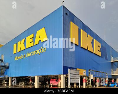 Grande edificio di negozi ikea con logo giallo e marchio, che mostra l'ingresso principale e il parcheggio in portogallo Foto Stock