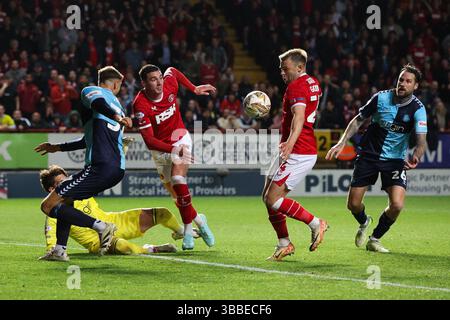 LONDRA, Regno Unito - 15 maggio 2025: Matty Godden di Charlton Athletic segna il primo gol della sua squadra durante la semifinale di andata e ritorno della Sky Bet League One tra Charlton Athletic e Wycombe Wanderers a The Valley (Credit: Craig Mercer/ Alamy Live News) Foto Stock