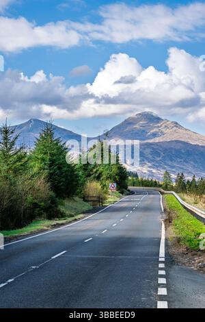 Veduta di Ben More dalla strada A85, Crianlarich, Scozia, Regno Unito Foto Stock