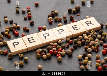 Peperoni caldi, rossi, neri, bianchi e verdi - Piper nigrum Foto Stock