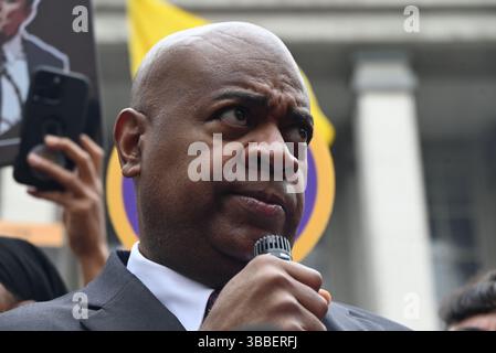 Newark, New Jersey, Deer. 15 maggio 2025. (Nuovo) il sindaco della città di newark, ras baraka, parla ai media al di fuori del tribunale distrettuale degli stati uniti per il distretto della nuova maglia dopo la sua apparizione in campo e la conferenza sullo stato a newark, nuova maglia, stati uniti, il 15 maggio 2025. Mentre il sindaco ras baraka parla, i manifestanti hanno tenuto i cartelli per chiudere la sala delaney, protestare contro il ''regime trump'' e chiedere giustizia per ras baraka. Obbligatorio (Credit Image: © Kyle Mazza/TheNEWS2 via ZUMA Press Wire) SOLO PER USO EDITORIALE! Non per USO commerciale! Foto Stock