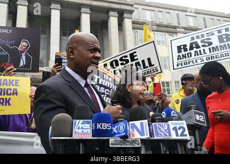 Newark, New Jersey, Deer. 15 maggio 2025. (Nuovo) il sindaco della città di newark, ras baraka, parla ai media al di fuori del tribunale distrettuale degli stati uniti per il distretto della nuova maglia dopo la sua apparizione in campo e la conferenza sullo stato a newark, nuova maglia, stati uniti, il 15 maggio 2025. Mentre il sindaco ras baraka parla, i manifestanti hanno tenuto i cartelli per chiudere la sala delaney, protestare contro il ''regime trump'' e chiedere giustizia per ras baraka. Obbligatorio (Credit Image: © Kyle Mazza/TheNEWS2 via ZUMA Press Wire) SOLO PER USO EDITORIALE! Non per USO commerciale! Foto Stock