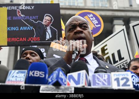 Newark, New Jersey, Deer. 15 maggio 2025. (Nuovo) il sindaco della città di newark, ras baraka, parla ai media al di fuori del tribunale distrettuale degli stati uniti per il distretto della nuova maglia dopo la sua apparizione in campo e la conferenza sullo stato a newark, nuova maglia, stati uniti, il 15 maggio 2025. Mentre il sindaco ras baraka parla, i manifestanti hanno tenuto i cartelli per chiudere la sala delaney, protestare contro il ''regime trump'' e chiedere giustizia per ras baraka. Obbligatorio (Credit Image: © Kyle Mazza/TheNEWS2 via ZUMA Press Wire) SOLO PER USO EDITORIALE! Non per USO commerciale! Foto Stock