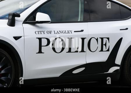 Langley, Washington, USA - 16 aprile 2025; Closeup City of Langley Washington auto elettrica in bianco e nero della polizia Tesla Foto Stock