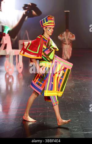 Sydney, Australia, 15 maggio 2025. Una modella cammina sulla passerella durante lo spettacolo Iordanes Spyridon Gogos durante l'AFC Australian Fashion Week 2025 presentato da Shark Beauty alle Carriageworks il 15 maggio 2025 a Sydney, Australia. Crediti: Pete Dovgan/Speed Media/Alamy Live News Foto Stock