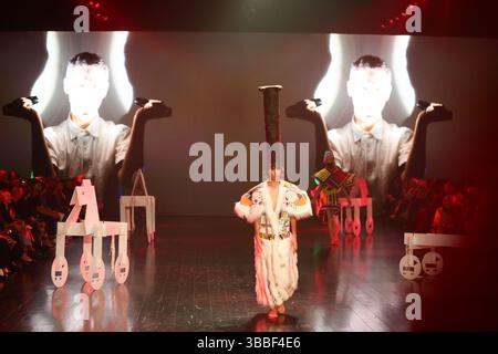 Sydney, Australia, 15 maggio 2025. Una modella cammina sulla passerella durante lo spettacolo Iordanes Spyridon Gogos durante l'AFC Australian Fashion Week 2025 presentato da Shark Beauty alle Carriageworks il 15 maggio 2025 a Sydney, Australia. Crediti: Pete Dovgan/Speed Media/Alamy Live News Foto Stock
