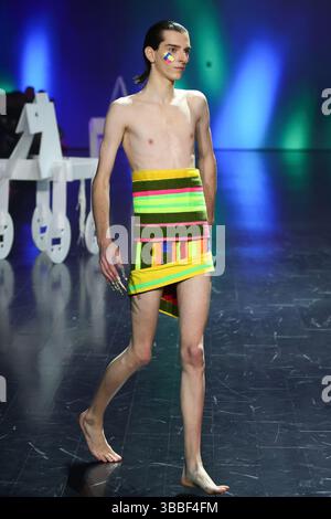 Sydney, Australia, 15 maggio 2025. Una modella cammina sulla passerella durante lo spettacolo Iordanes Spyridon Gogos durante l'AFC Australian Fashion Week 2025 presentato da Shark Beauty alle Carriageworks il 15 maggio 2025 a Sydney, Australia. Crediti: Pete Dovgan/Speed Media/Alamy Live News Foto Stock