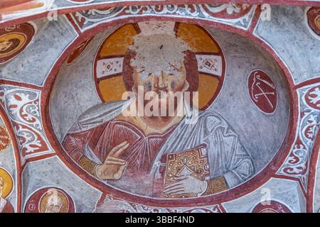 Un affresco di Cristo Pantocratore nella Chiesa Elmali, Goreme, mostra il volto di Cristo in un medaglione, circondato da intricati motivi bizantini. Foto Stock