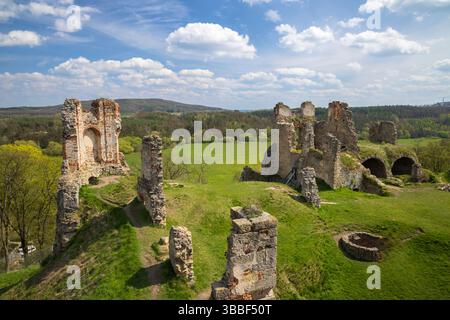Vista panoramica delle rovine del castello di Zviretice che si affacciano su lussureggianti prati verdi e foreste a Bakov nad Jizerou, Repubblica Ceca Foto Stock