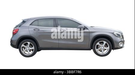 La vista sul lato destro della mini o piccola auto berlina grigia è isolata su sfondo bianco con percorso di ritaglio. Foto Stock
