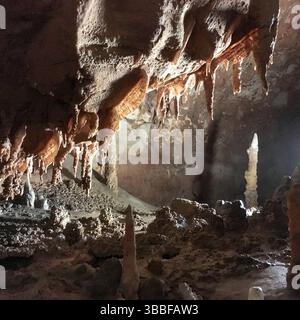 La Grotta del Fico si trova lungo la costa di Baunei, tra Cala Mariolu e Cala Biriala in Sardegna. Questa spettacolare grotta calcarea Foto Stock