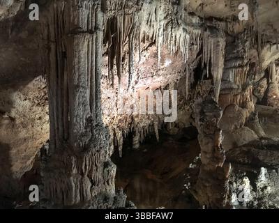 Grotta del Fico lungo la costa di Baunei, tra Cala Mariolu e Cala Biriala in Sardegna. Spettacolare grotta calcarea. Foto Stock