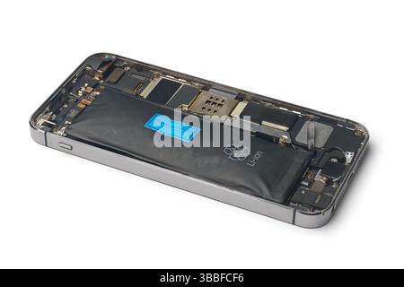 smartphone smontato con batteria agli ioni di litio esaurita e gonfia, sfondo bianco isolato, rivestimento posteriore rimosso e rivelato interno Foto Stock