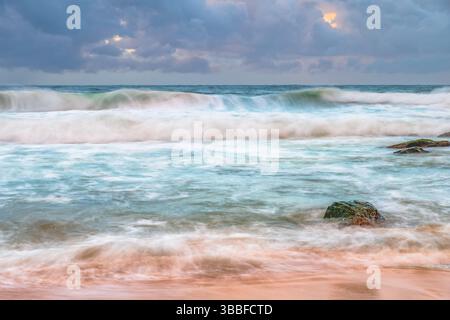 Moody Sunrise Seascape a Killcare Beach sulla costa centrale del nuovo Galles del Sud, Australia. Foto Stock