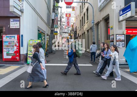 Osaka, Giappone, Chuo Ward, pedoni nelle strade centrali Foto Stock