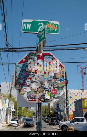 Cartelli stradali oscurati dalle etichette, Miami, Florida, USA Foto Stock